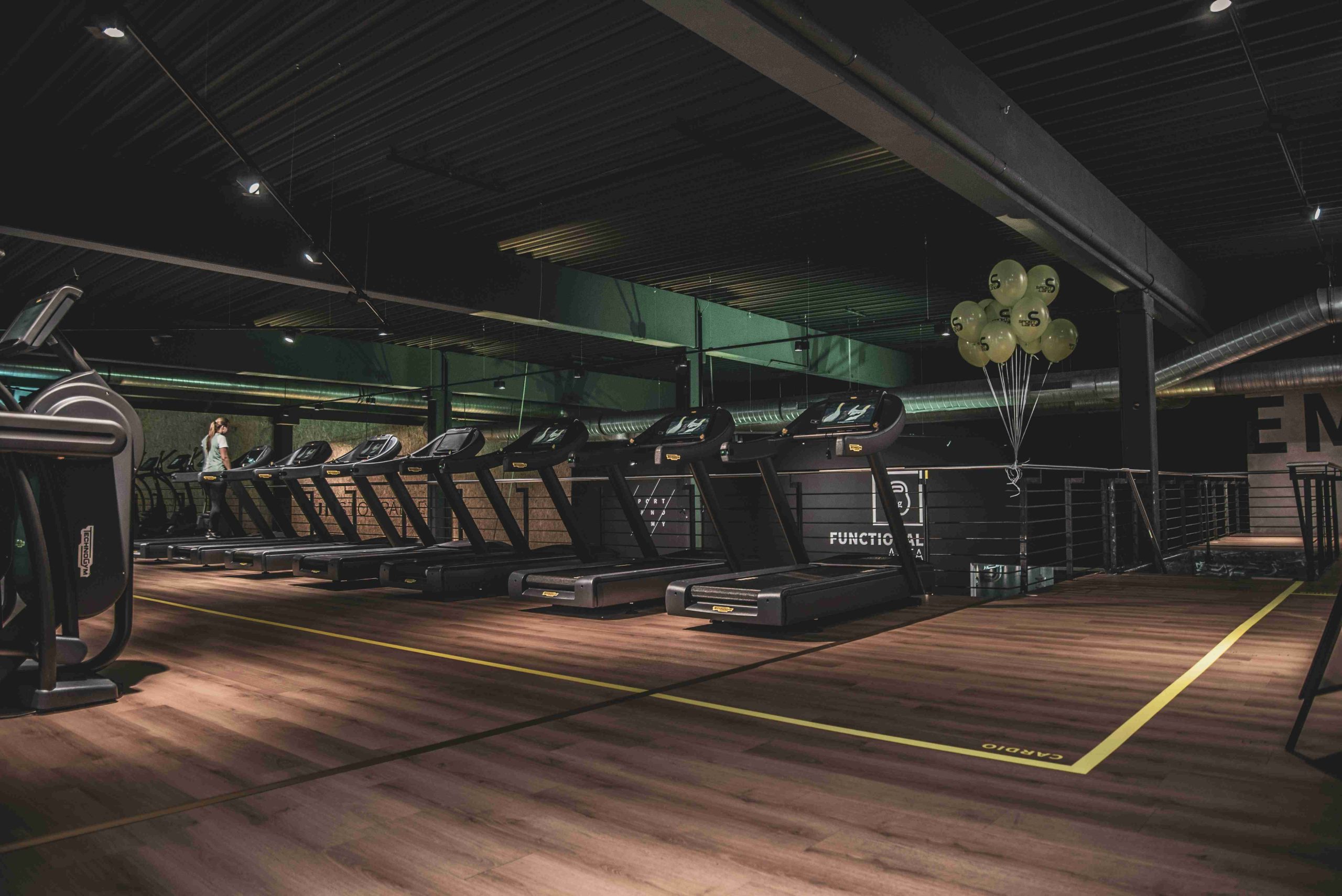 Interior de gimnasio para la portada de GymHive Consulting