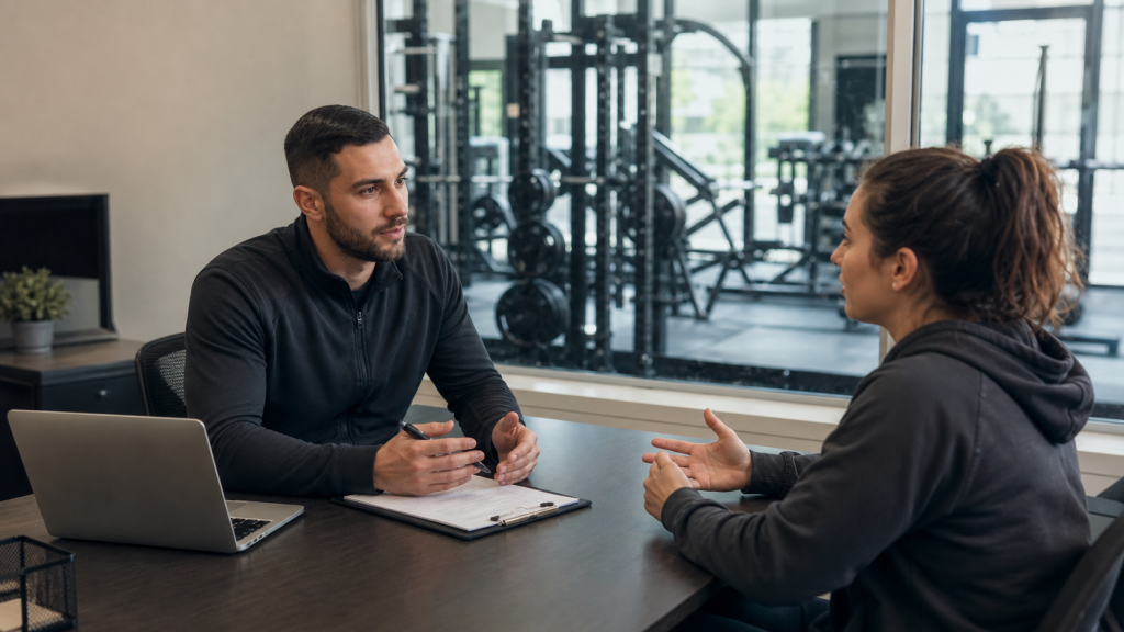 Responsable de un gimnasio entrevistando a una candidata para su equipo